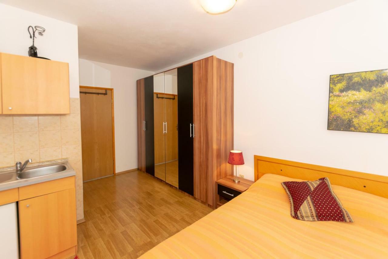Apartments Mirjana Pula Exterior photo