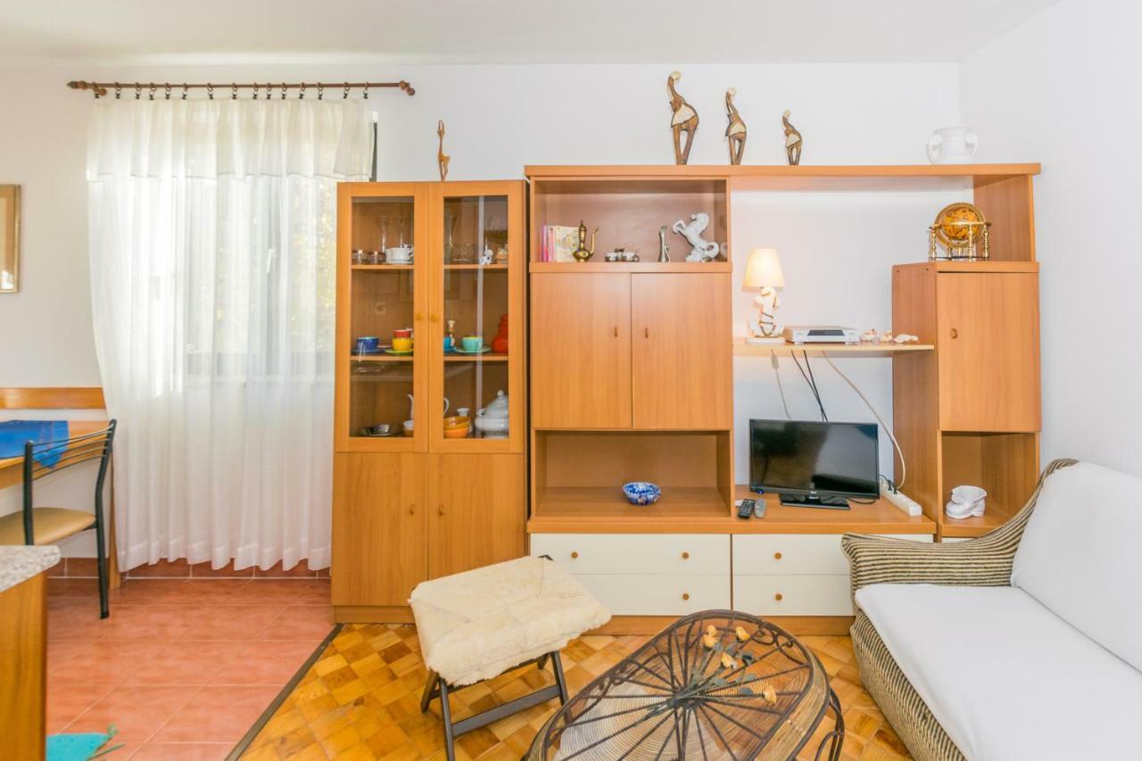 Apartments Mirjana Pula Exterior photo