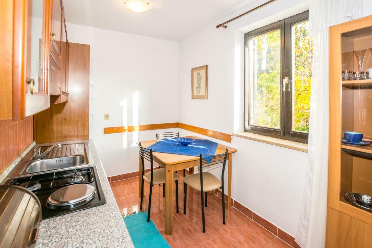 Apartments Mirjana Pula Exterior photo