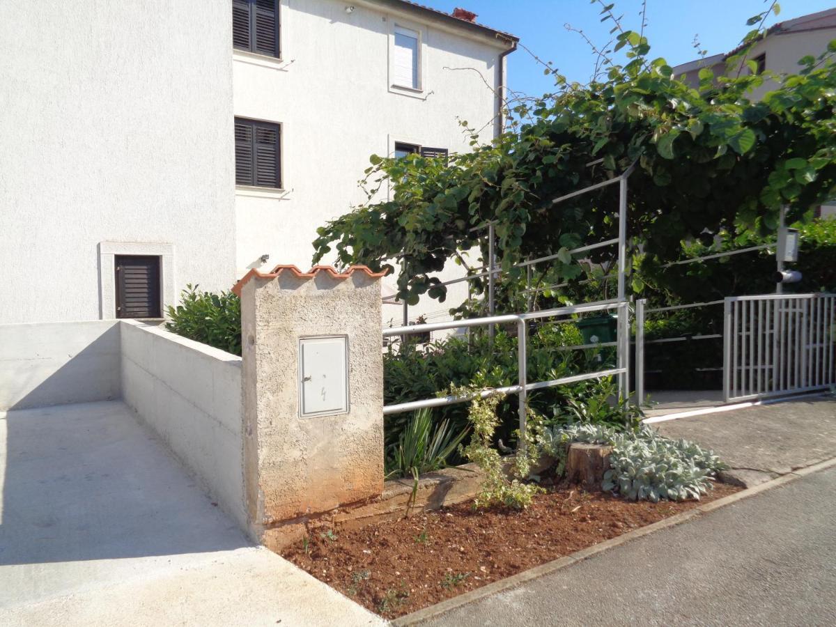 Apartments Mirjana Pula Exterior photo